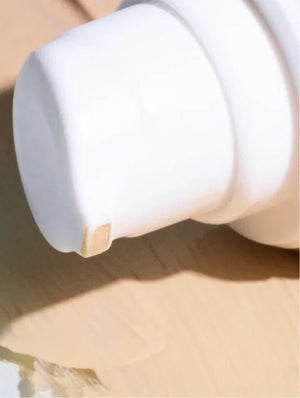 Flacon pompe airless de la crème solaire minérale teintée SPF30 The North DNA pour préserver la fraîcheur de la formule