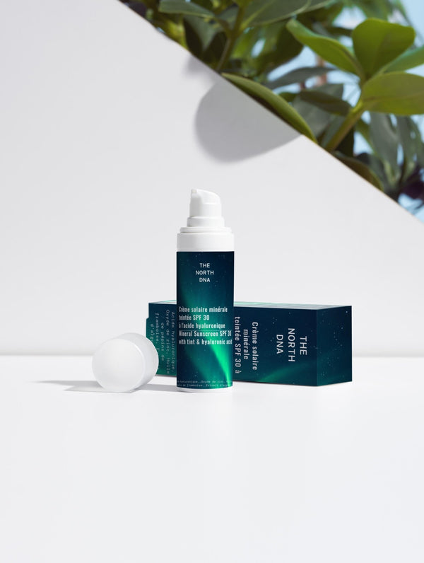 Crème solaire minérale teintée SPF30 The North DNA avec boîte et flacon pompe, protection anti-UV et hydratation