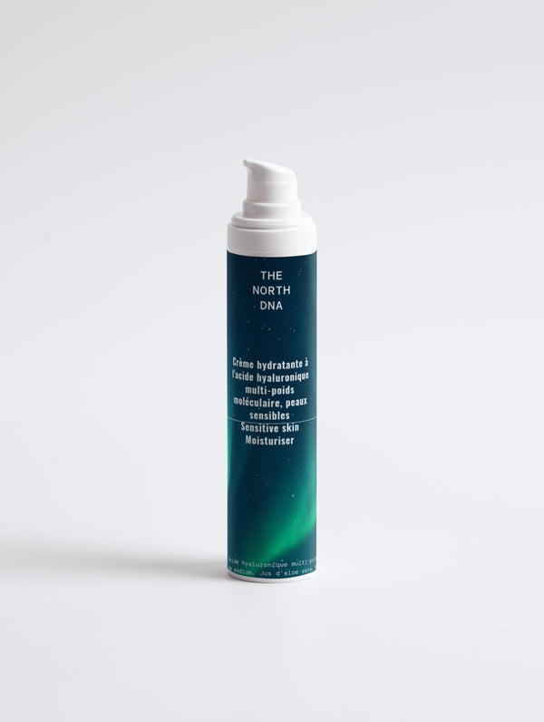Crème hydratante peaux sensibles The North DNA à l’acide hyaluronique multi-poids moléculaire, soin apaisant et anti-rougeurs en flacon pompe
