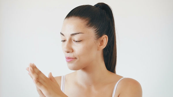 Application du gel à la niacinamide The North DNA, soin équilibrant et éclat.