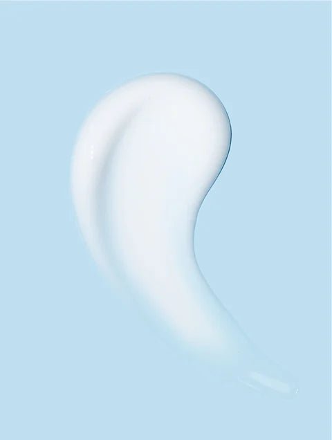 Texture légère de la crème hydratante peaux sensibles The North DNA à l’acide hyaluronique multi-poids moléculaire et aloe vera, soin apaisant et hydratant