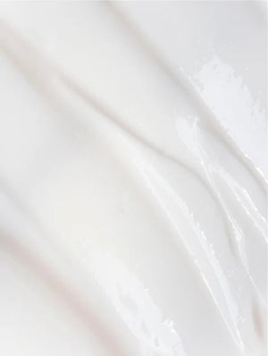 Gros plan de la texture crémeuse de la crème hydratante peaux sensibles The North DNA à l’acide hyaluronique multi-poids et aloe vera, soin apaisant anti-rougeurs
