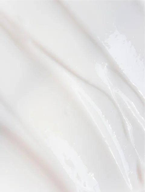 Gros plan de la texture crémeuse de la crème hydratante peaux sensibles The North DNA à l’acide hyaluronique multi-poids et aloe vera, soin apaisant anti-rougeurs